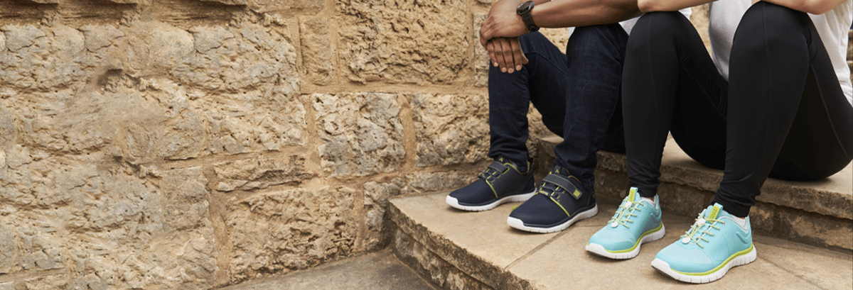 therapeutic-shoes-custom-orthotics-lifestyle-image-sitting-on-steps-footwear-desktop