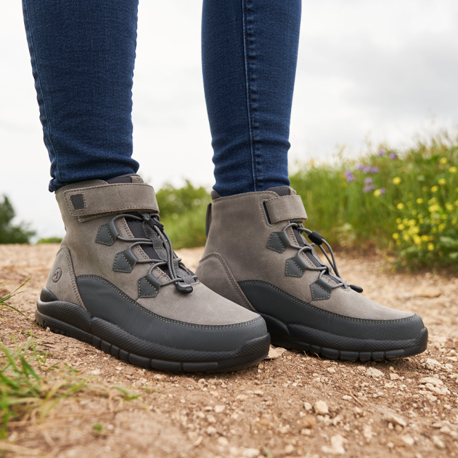 seattle-washington-lifestyle-shoe-photography-gray-boots
